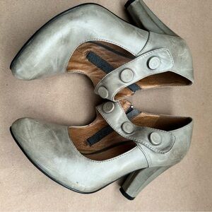 Miz Mooz Green Leather 3” Pump With Button Detail Strap. Size 6.5